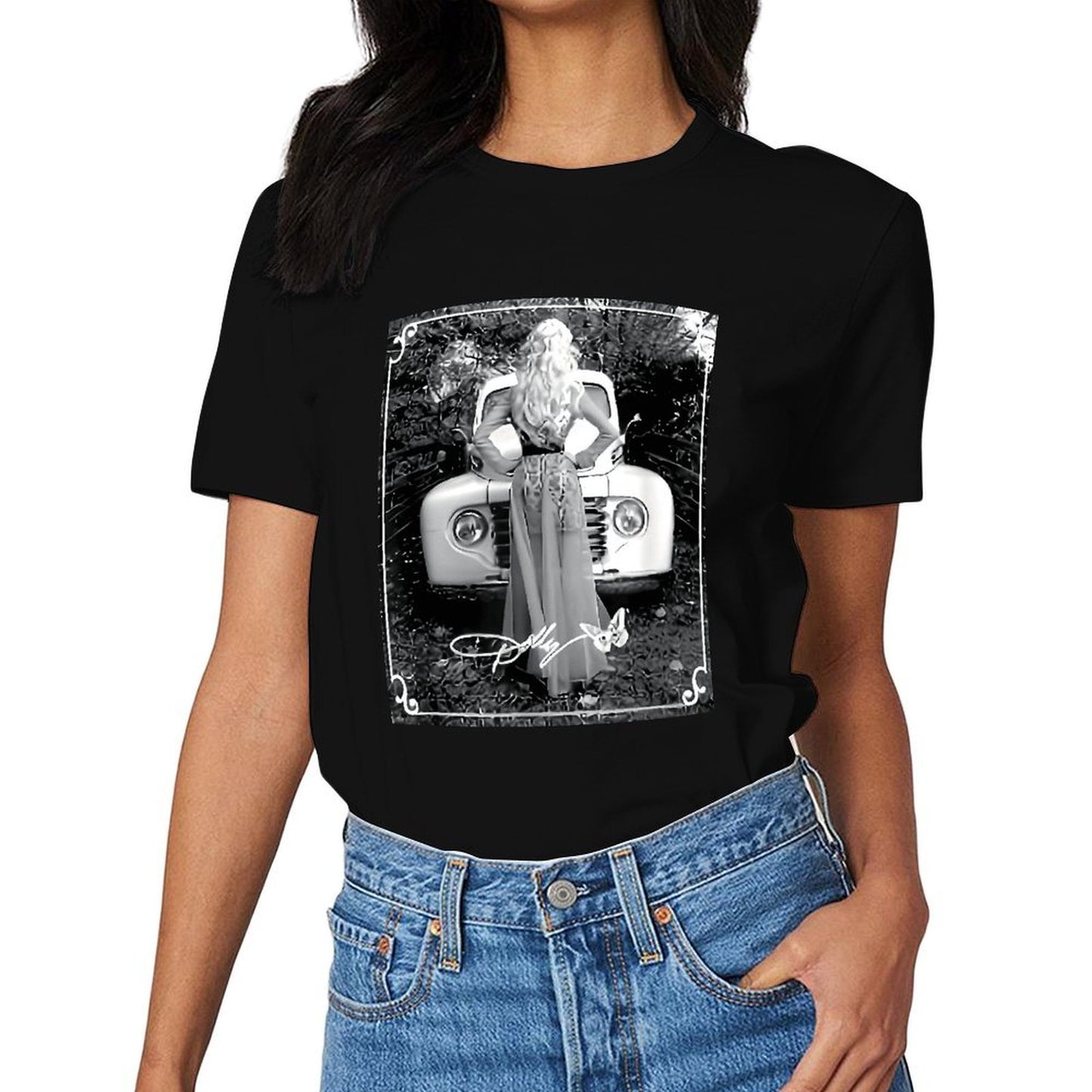 Inkmay Casual Cotton T-shirt Woman Sitting On Vintage Car Hood Unisex T-shirtDouble-Stitched Long Lasting T-Shirt