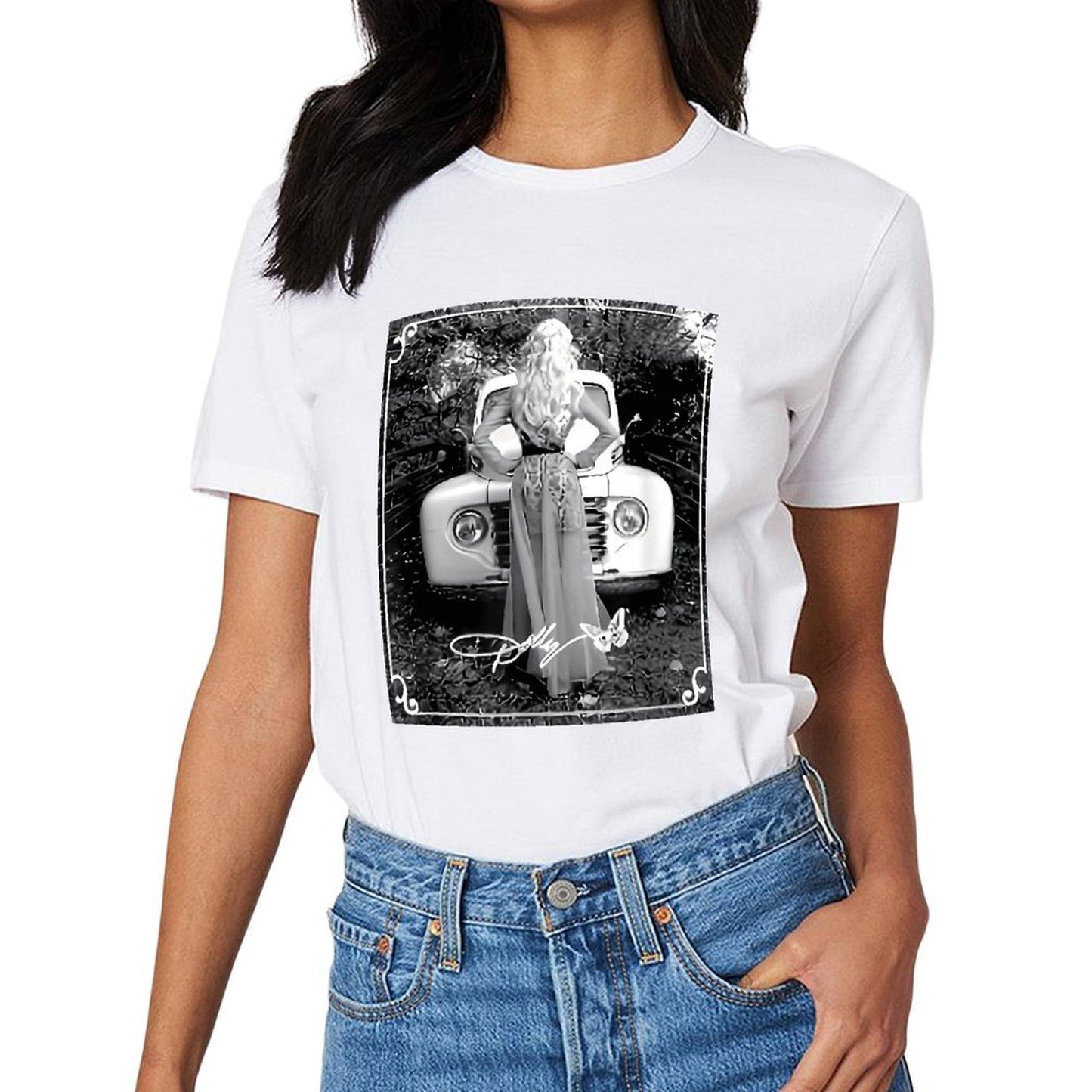 Inkmay Casual Cotton T-shirt Woman Sitting On Vintage Car Hood Unisex T-shirtDouble-Stitched Long Lasting T-Shirt