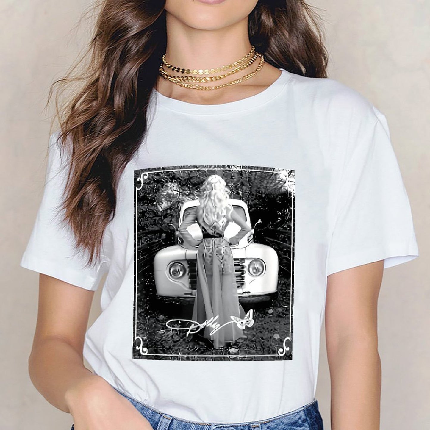 Inkmay Casual Cotton T-shirt Woman Sitting On Vintage Car Hood Unisex T-shirtDouble-Stitched Long Lasting T-Shirt