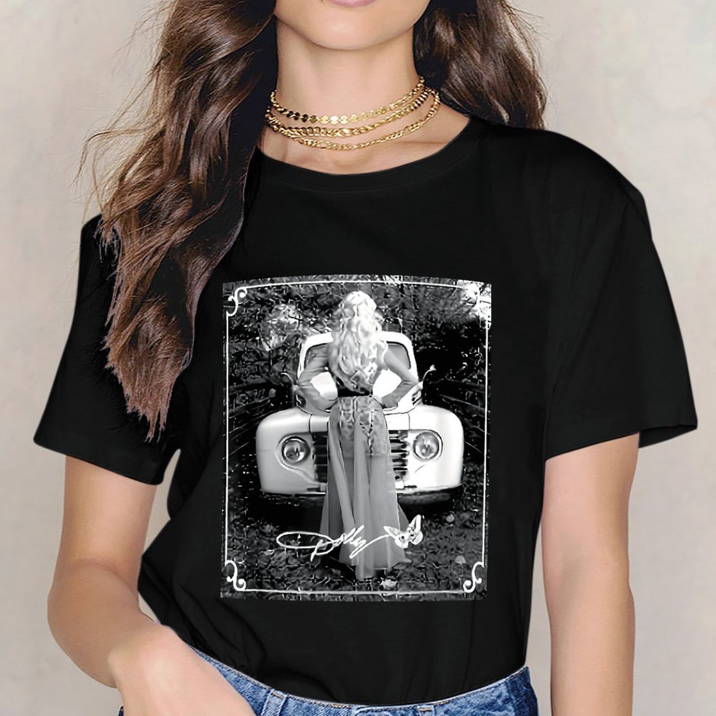 Inkmay Casual  Cotton T-shirt Woman Sitting On Vintage Car Hood Unisex T-shirtDouble-Stitched Long Lasting T-Shirt