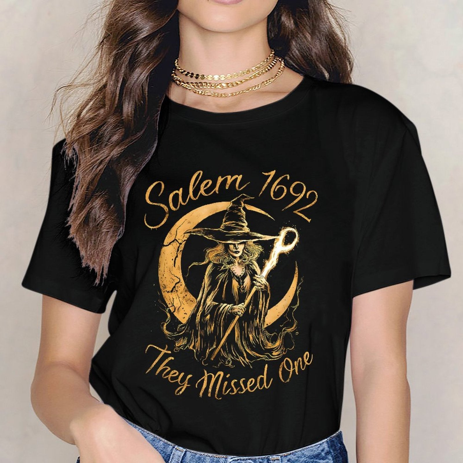 Inkmay Casual Cotton T-shirt Witch Holding Staff Against Crescent Moon Unisex T-shirtEasy-Care Recycled T-Shirt