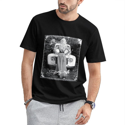 Inkmay Casual  Cotton T-shirt Woman Sitting On Vintage Car Hood Unisex T-shirtDouble-Stitched Long Lasting T-Shirt