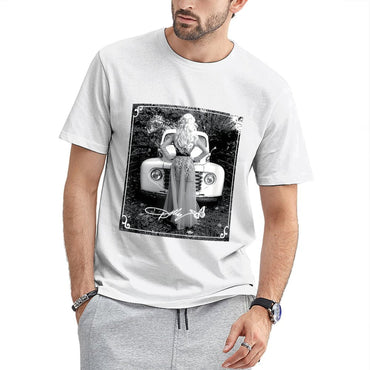 Inkmay Casual  Cotton T-shirt Woman Sitting On Vintage Car Hood Unisex T-shirtDouble-Stitched Long Lasting T-Shirt