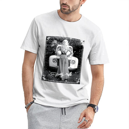 Inkmay Casual  Cotton T-shirt Woman Sitting On Vintage Car Hood Unisex T-shirtDouble-Stitched Long Lasting T-Shirt