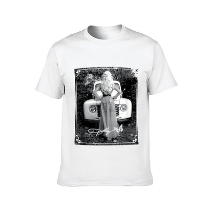 Inkmay Casual  Cotton T-shirt Woman Sitting On Vintage Car Hood Unisex T-shirtDouble-Stitched Long Lasting T-Shirt