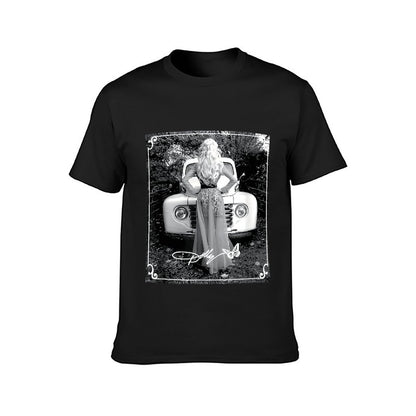 Inkmay Casual  Cotton T-shirt Woman Sitting On Vintage Car Hood Unisex T-shirtDouble-Stitched Long Lasting T-Shirt